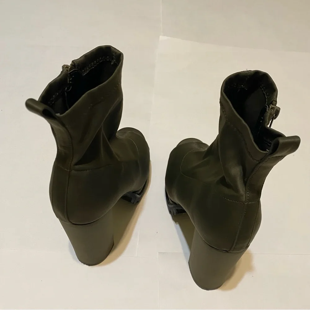 Lillian women’s peep open toe cutout chunky heel bootie. Size 10